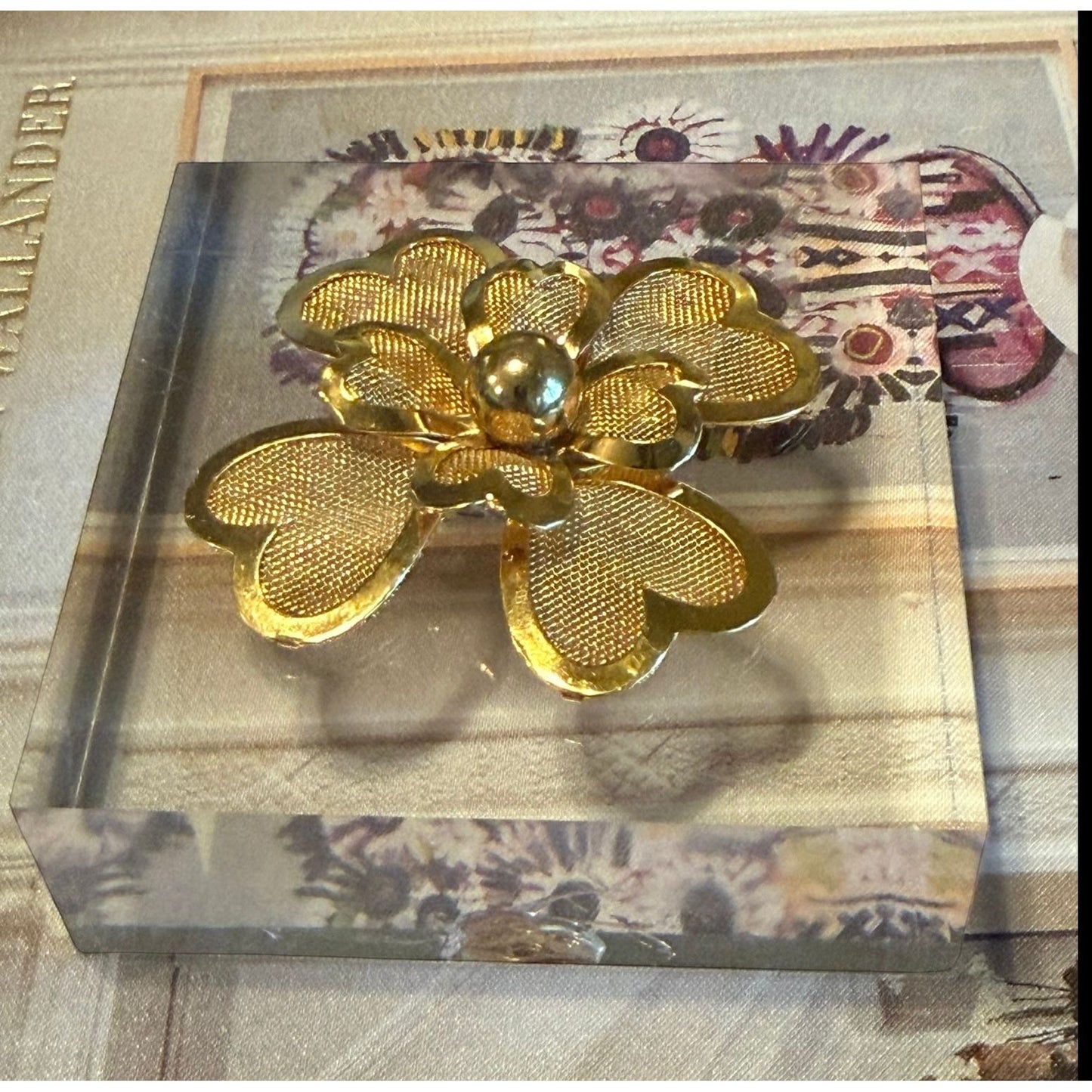 Heart Petaled Flower Acrylic Cube