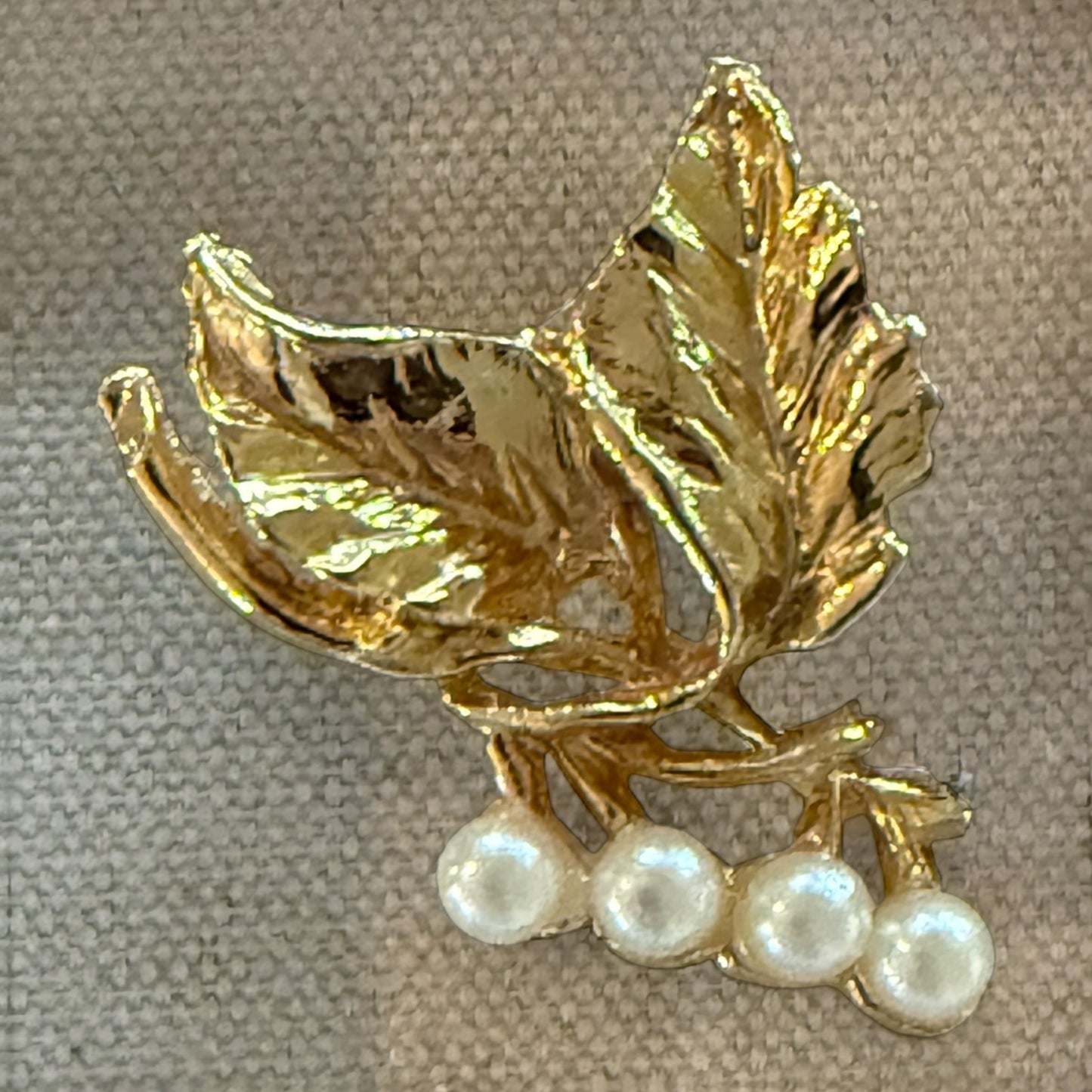 Branch & 4 Pearls Acrylic Cube