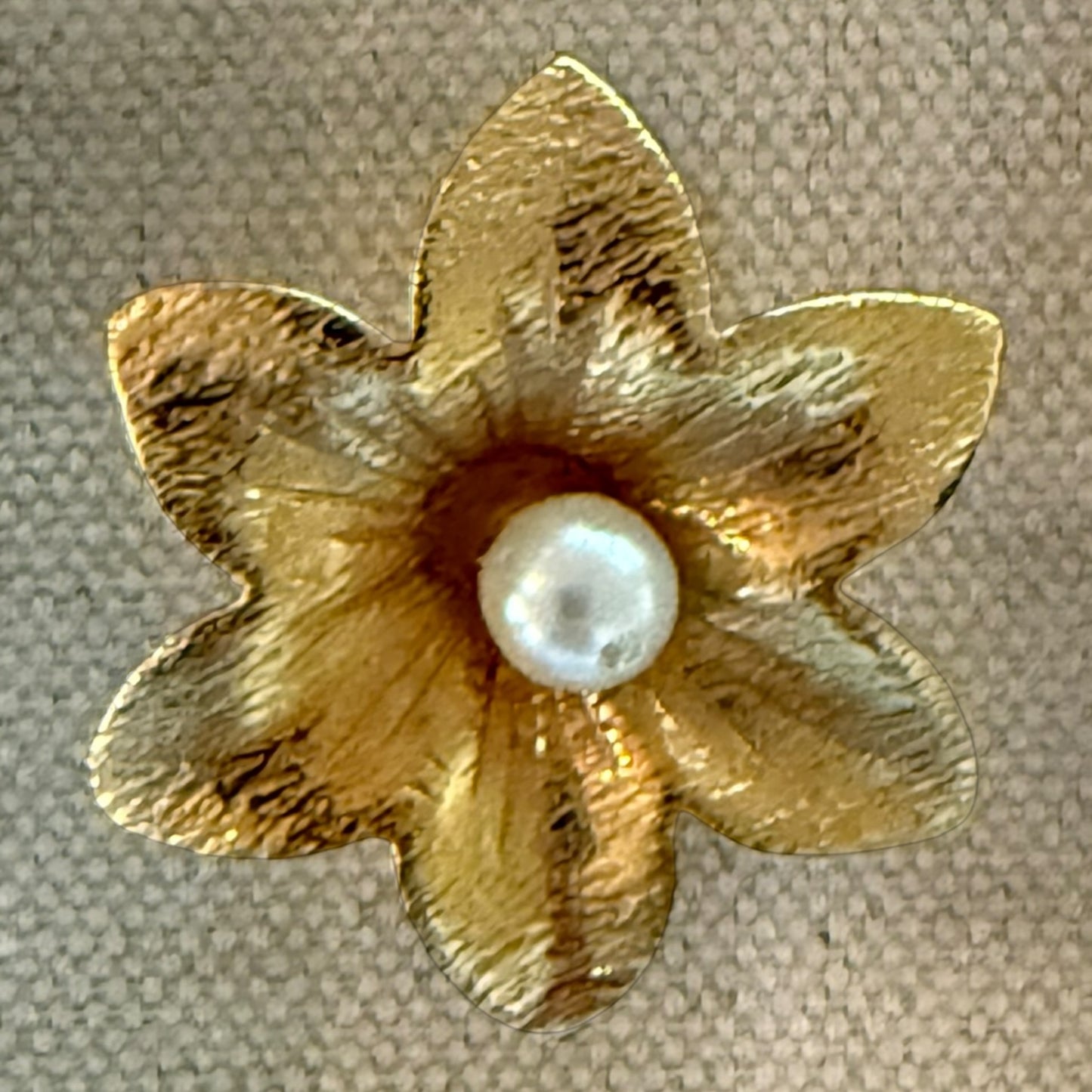 Bloom with Pearl Acrylic Cube