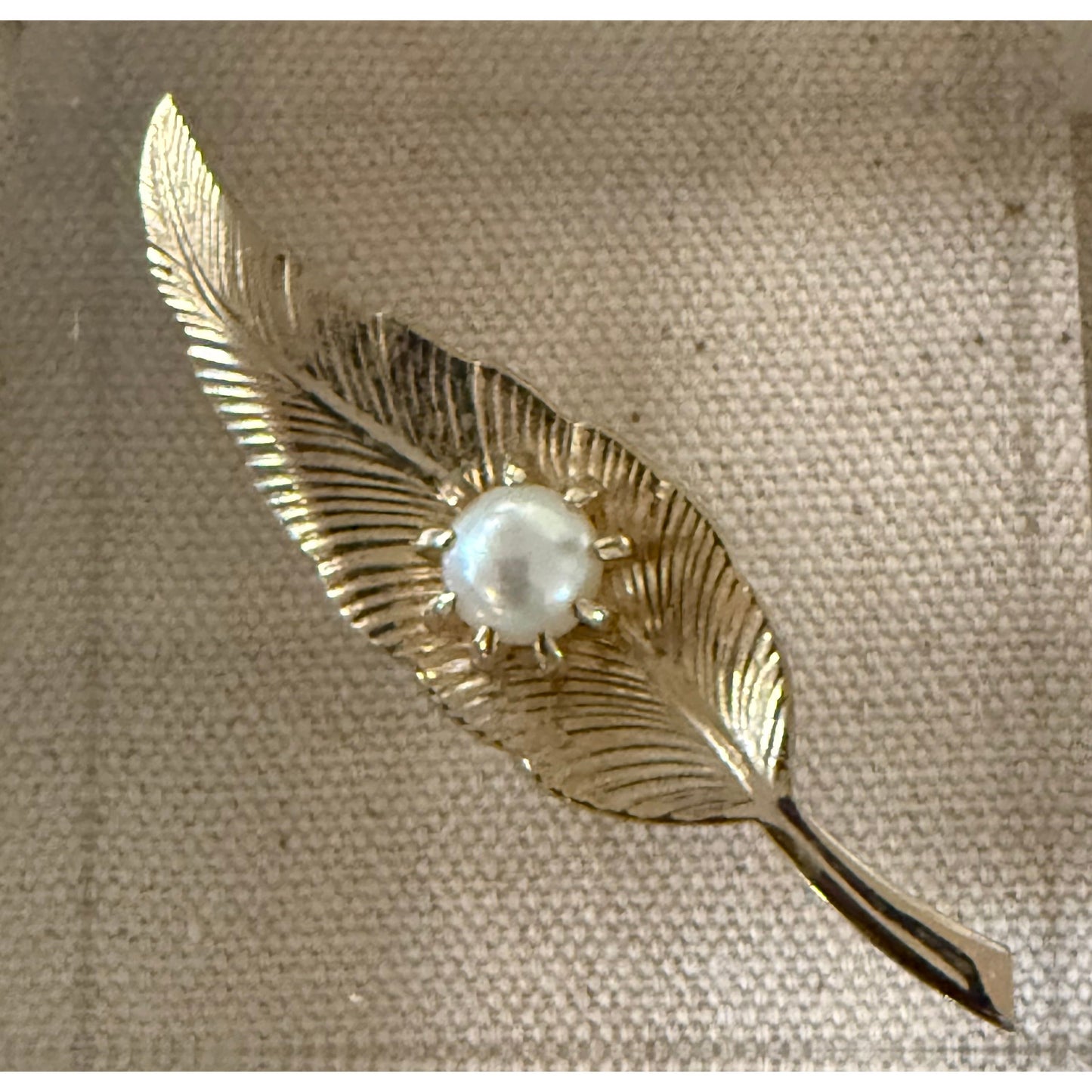 Feather with Pearl Acrylic Cube