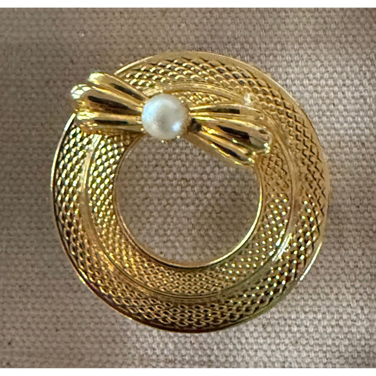 Golden Circle with Pearl Acrylic Cube