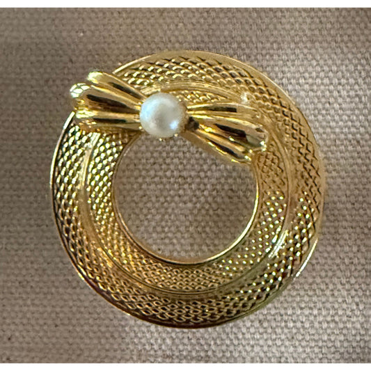 Golden Circle with Pearl Acrylic Cube