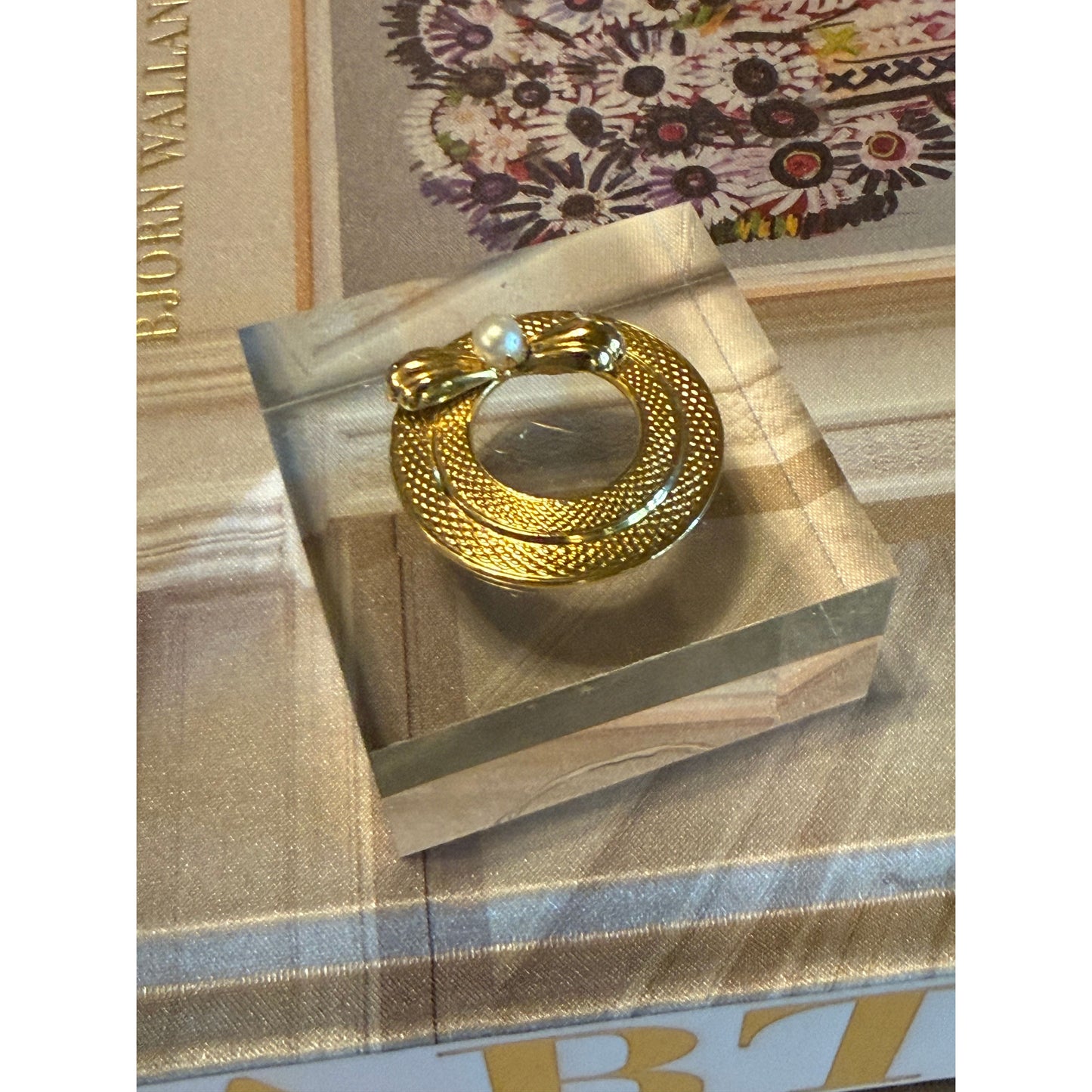 Golden Circle with Pearl Acrylic Cube