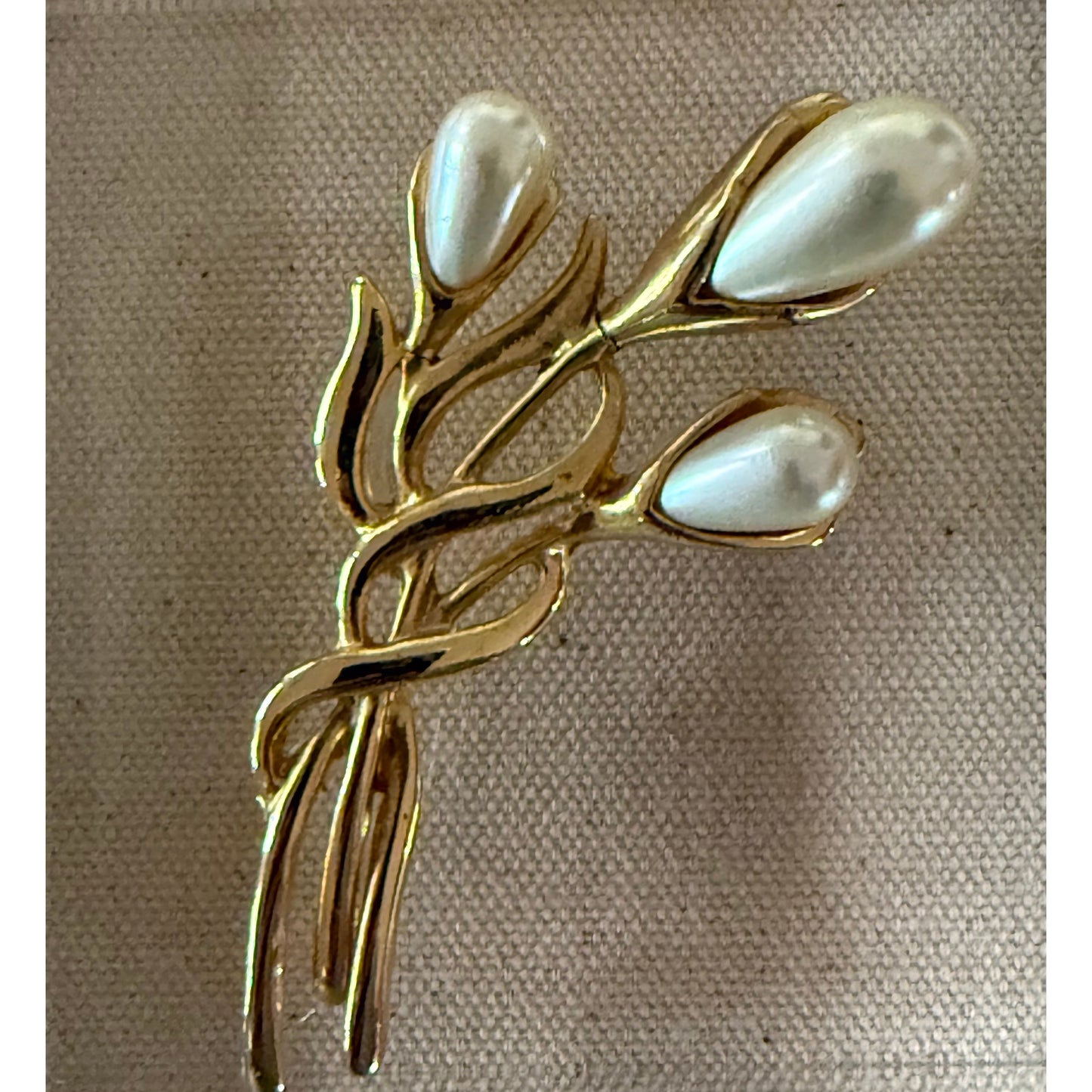 Pearl Bud Stem Acrylic Cube