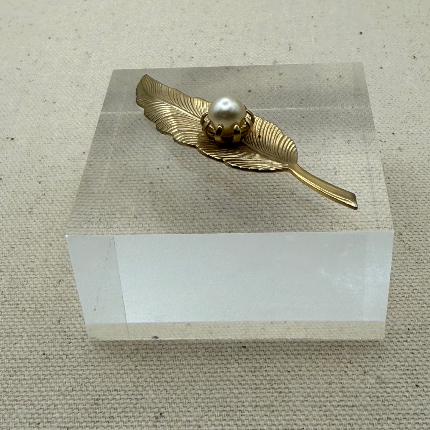 Feather with Pearl Acrylic Cube