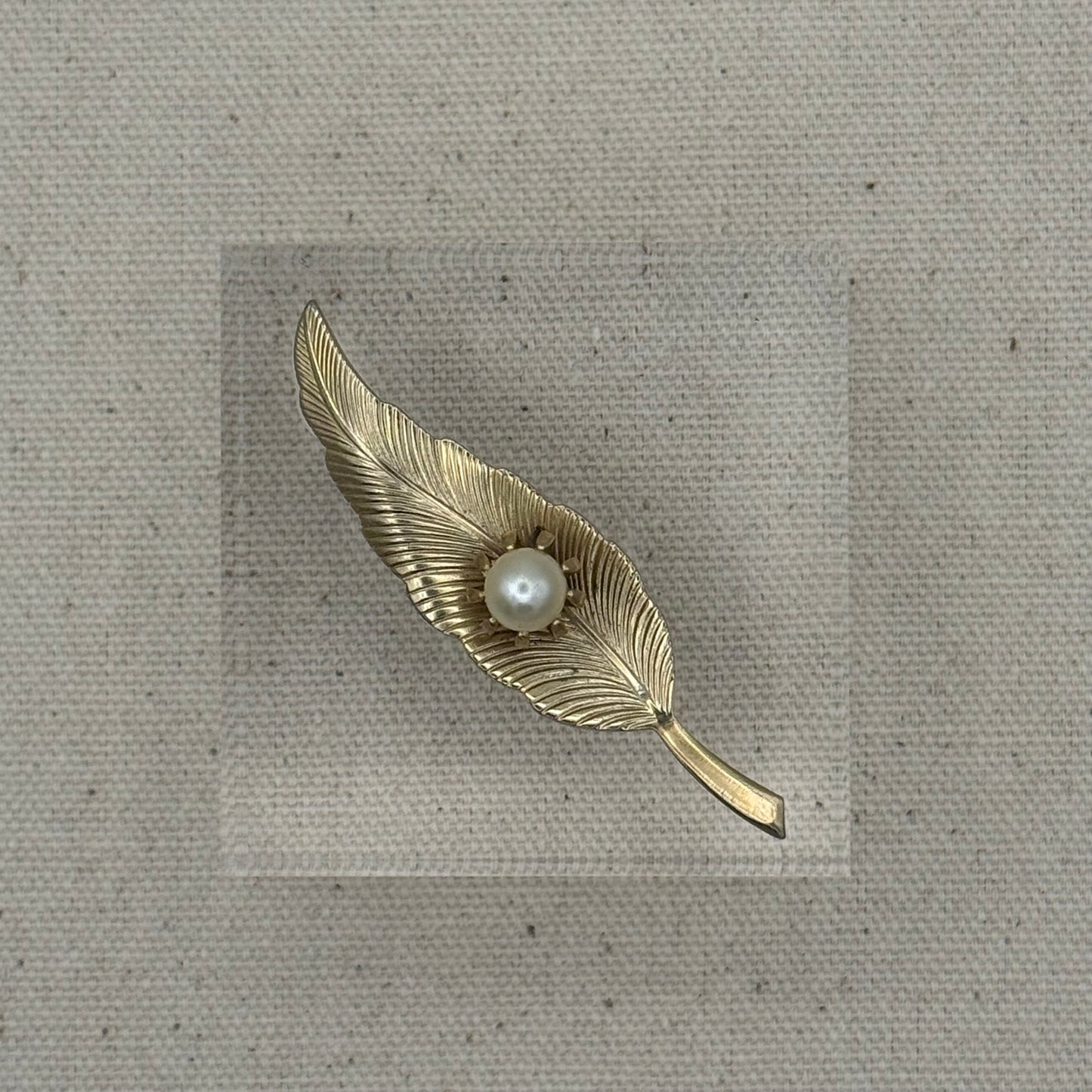Feather with Pearl Acrylic Cube