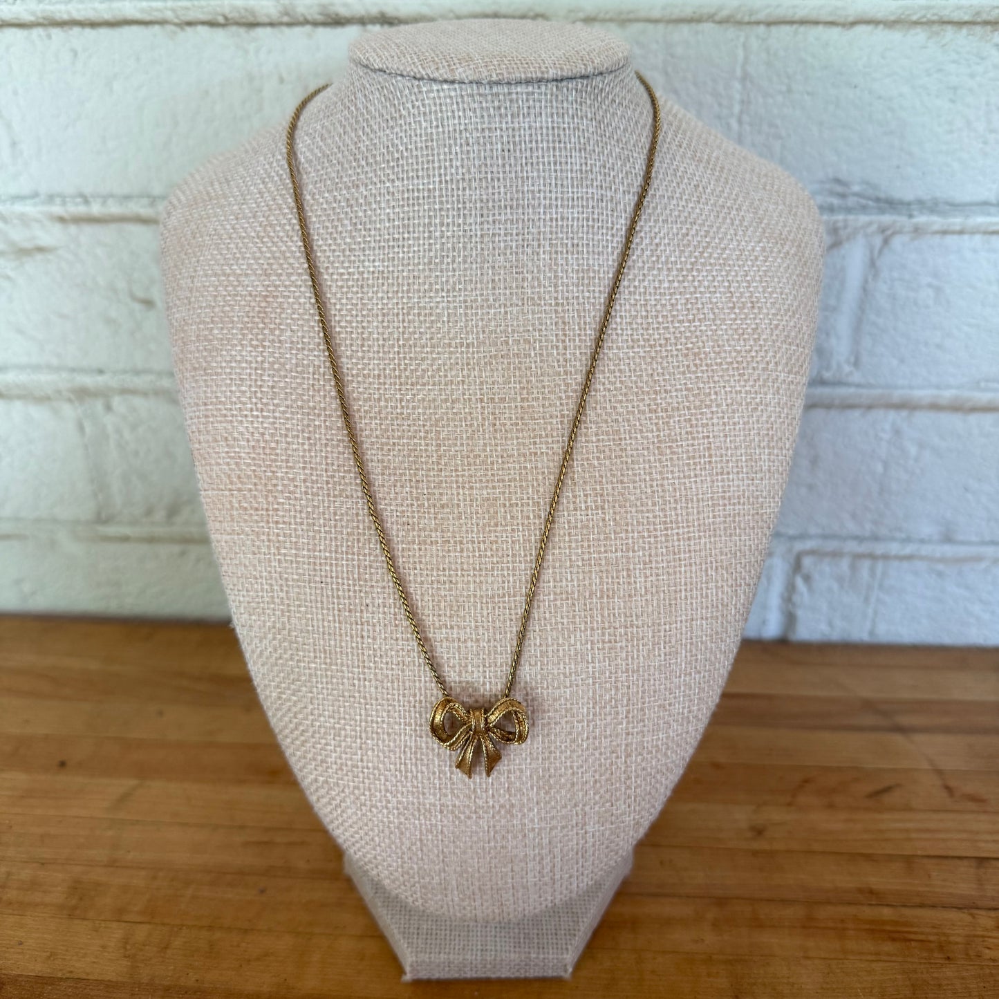 Avon Gold Tone Bow Layering Necklace