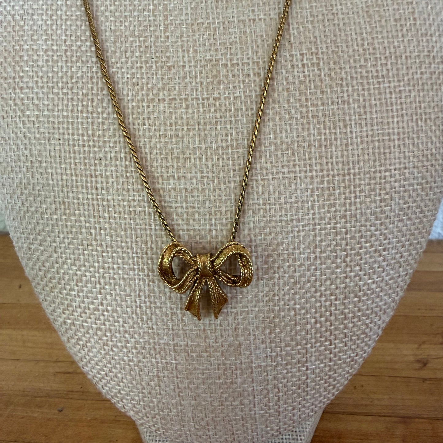 Avon Gold Tone Bow Layering Necklace